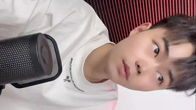 GUCCI-BOY1314 online show from April 26, 2026, 12:47 pm