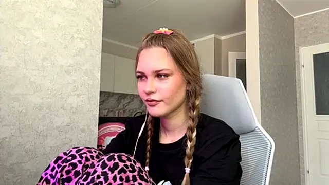 Snapshot of AmandaPinson chatting on April 12, 2026, 10:09 am AmandaPinson online show from April 12, 2026, 10:09 am