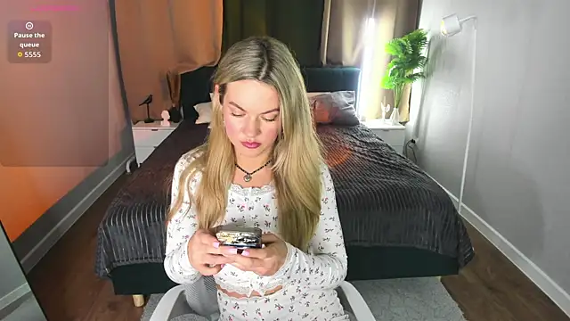 Jennifer Perezz online show from June 10, 2026, 5:01 pm