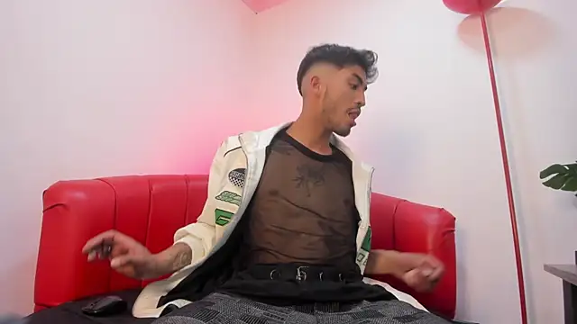 Aziel Jenner online show from April 16, 2026, 4:13 am