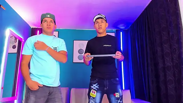  HotWildwolves online show from April 15, 2026, 7:32 pm