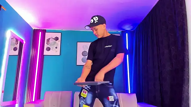  HotWildwolves online show from April 15, 2026, 7:58 pm