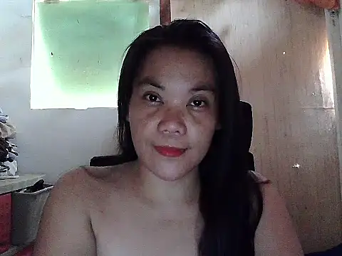 holdmetight21 online show from April 18, 2026, 5:33 am