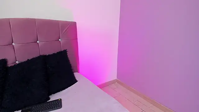 Snapshot of Flor_pink chatting on April 24, 2026, 3:42 am Flor pink online show from April 24, 2026, 3:42 am