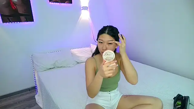 LaylaLaurent online show from April 23, 2026, 8:13 am