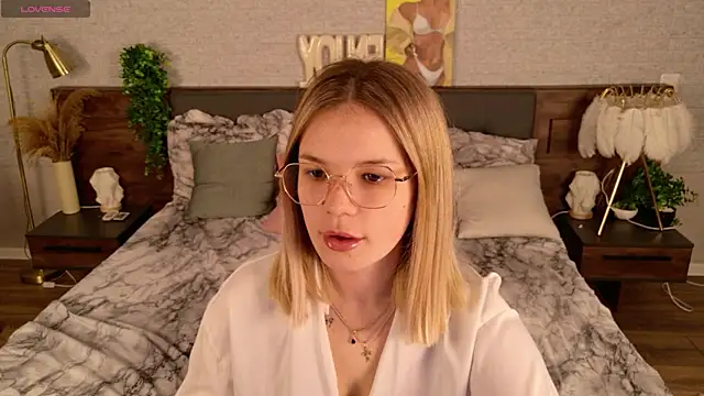 KimEvanss online show from May 14, 2026, 5:25 am