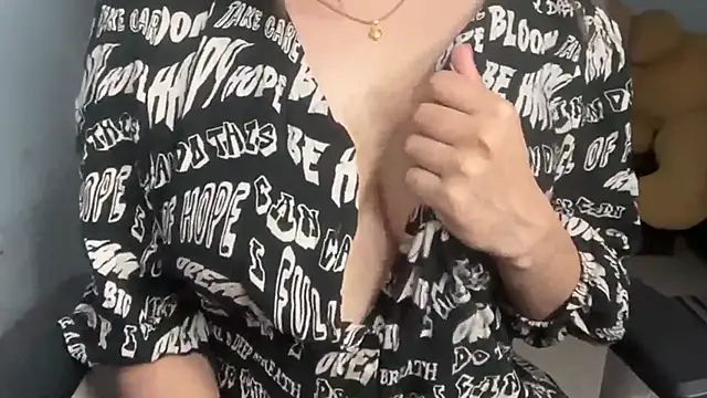 Snapshot of Sumi_x99 chatting on April 13, 2026, 7:14 am Sumi x99 online show from April 13, 2026, 7:14 am