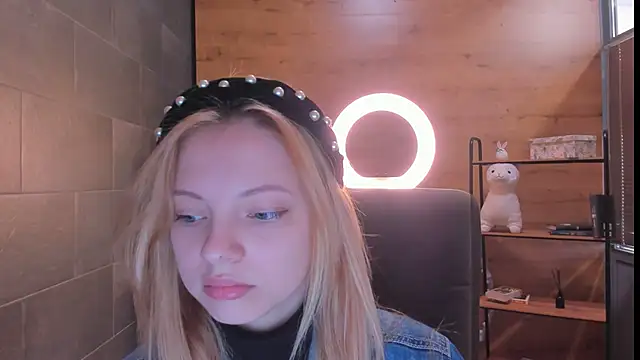 EmmaaMcDon online show from April 26, 2026, 9:40 am