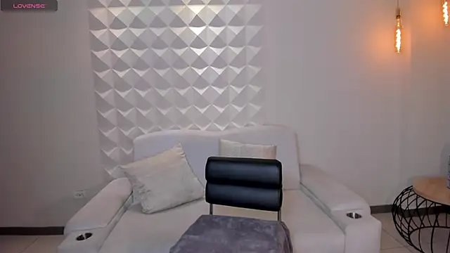 Snapshot of PaulineSanz chatting on June 15, 2026, 6:54 pm PaulineSanz online show from June 15, 2026, 6:54 pm