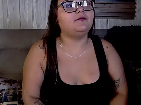 Luna  Cortez online show from April 17, 2026, 2:31 pm