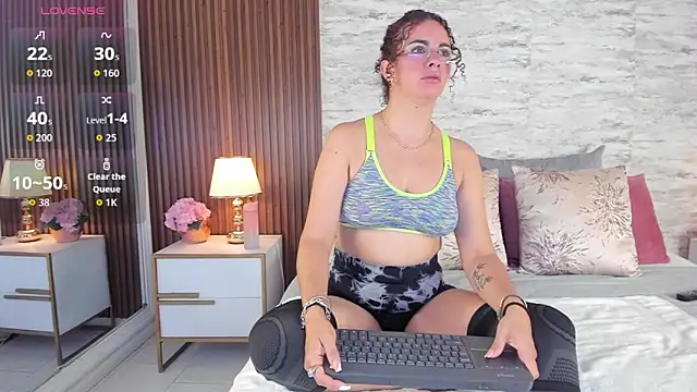 Snapshot of zoehiltonn chatting on May 9, 2026, 1:16 pm zoehiltonn online show from May 9, 2026, 1:16 pm