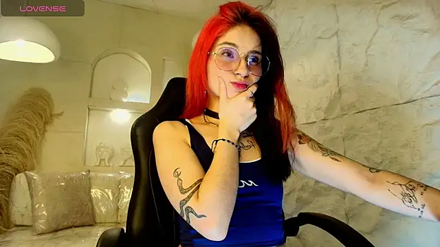 Moon Red r online show from April 28, 2026, 8:03 pm