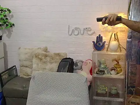 marlonmoreno01 online show from April 18, 2026, 4:22 pm