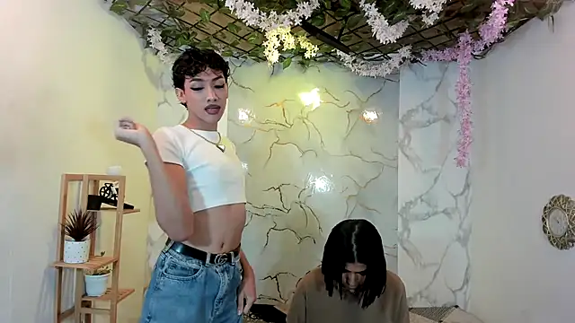 DAHNE HOT  online show from May 19, 2026, 12:33 pm