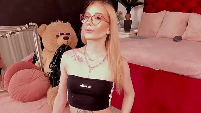 EmmaCin online show from June 10, 2026, 3:29 am