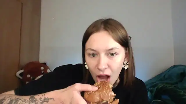 JuicyErika online show from May 3, 2026, 10:05 pm