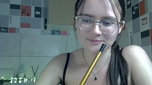 Miss Tinakiss online show from May 6, 2026, 4:34 pm
