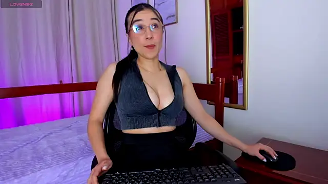 Elisabetta Amour online show from May 25, 2026, 10:10 am