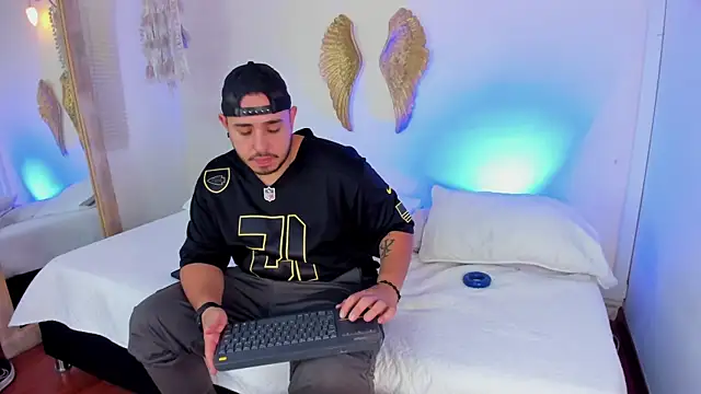 ChrisWyles online show from April 28, 2026, 11:37 am