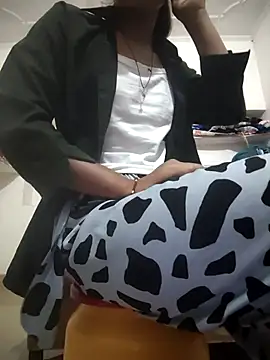 ESHA-LOVE online show from May 4, 2026, 12:28 am