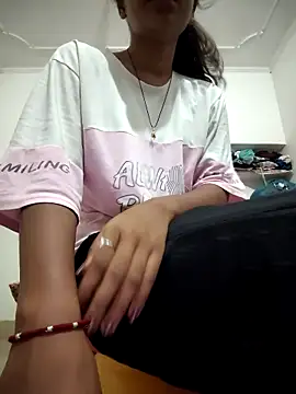ESHA-LOVE online show from May 5, 2026, 11:02 pm