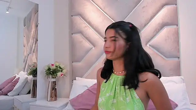 Hannah Quenn  online show from April 27, 2026, 9:24 pm