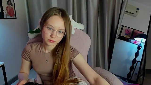 Snapshot of FloraLarsson chatting on May 7, 2026, 3:50 pm FloraLarsson online show from May 7, 2026, 3:50 pm