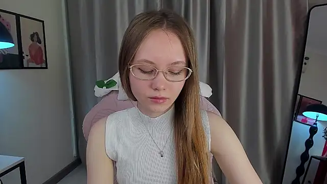 Snapshot of FloraLarsson chatting on May 15, 2026, 3:46 am FloraLarsson online show from May 15, 2026, 3:46 am