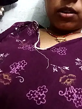 Simmi-00 online show from May 3, 2026, 5:13 am