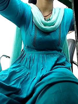 Simmi-00 online show from May 9, 2026, 4:50 am