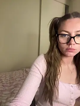 daisycollins online show from June 12, 2026, 7:51 am