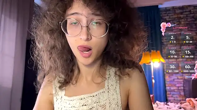Snapshot of CurlyWinx chatting on June 3, 2026, 5:21 am CurlyWinx online show from June 3, 2026, 5:21 am