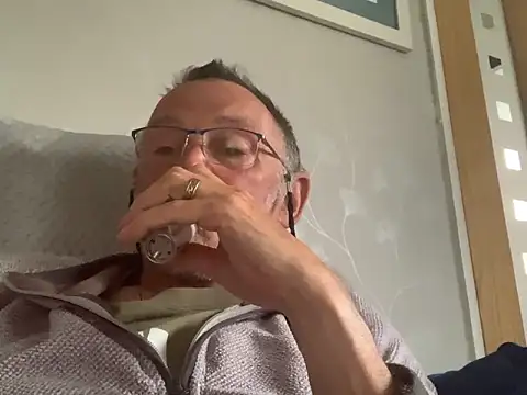 Snapshot of Moonraker64 chatting on May 30, 2026, 7:33 pm Moonraker64 online show from May 30, 2026, 7:33 pm