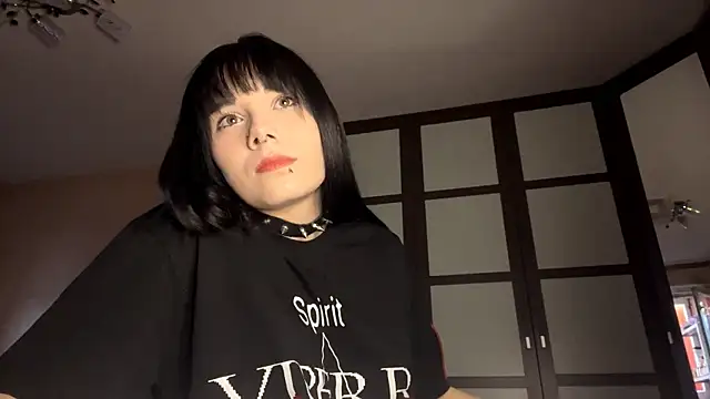 gothicq online show from May 4, 2026, 2:02 pm