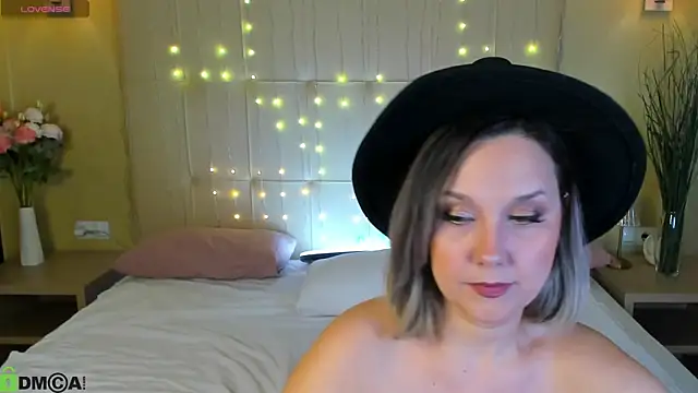 Nikki Mi1k online show from May 17, 2026, 9:38 am