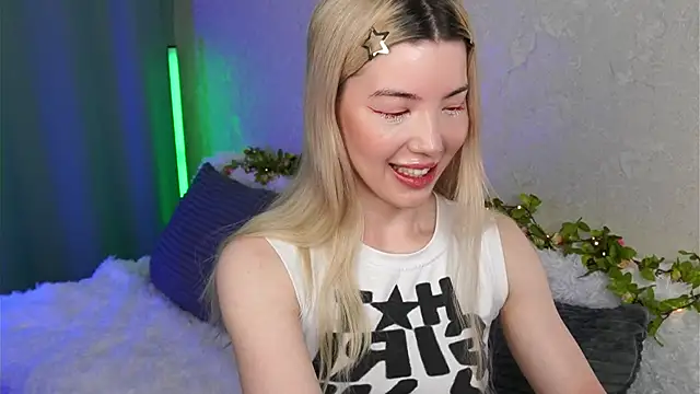 Snapshot of LindaThackerr chatting on May 15, 2026, 4:19 am LindaThackerr online show from May 15, 2026, 4:19 am