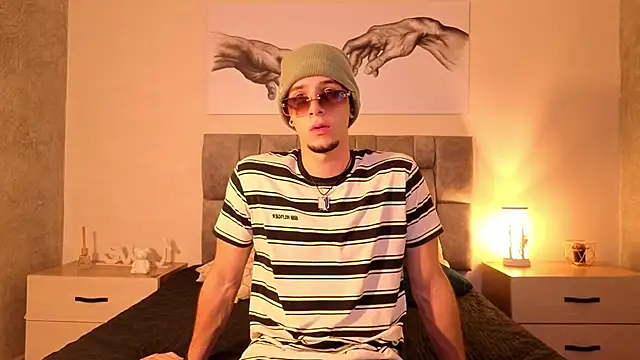 isaacblaze  online show from May 20, 2026, 3:45 am