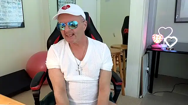 hotdadbod online show from February 3, 2025, 9:39 pm