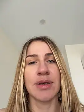 Snapshot of AnnaMist_ chatting on May 24, 2026, 7:46 am AnnaMist online show from May 24, 2026, 7:46 am