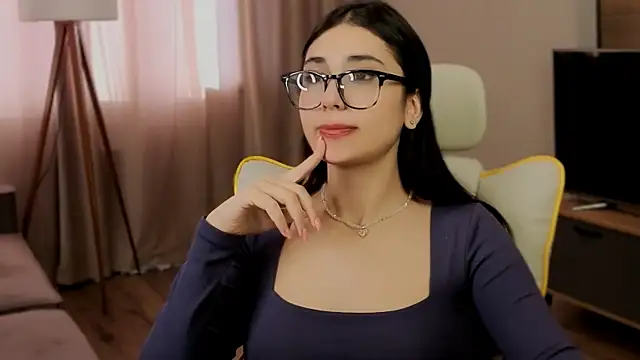 honeylanaa online show from June 9, 2026, 4:13 am