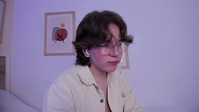 LucasMoraless online show from June 9, 2026, 9:15 pm