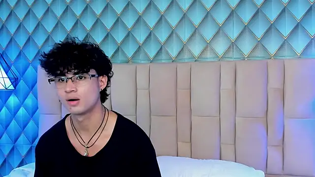 Snapshot of Sofia-Ethan chatting on June 10, 2026, 7:24 pm Sofia-Ethan online show from June 10, 2026, 7:24 pm