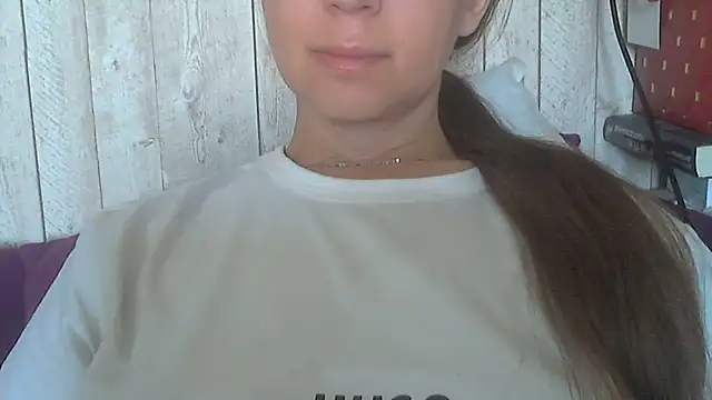 Snapshot of Bella--White chatting on May 26, 2026, 5:58 am Bella--White online show from May 26, 2026, 5:58 am