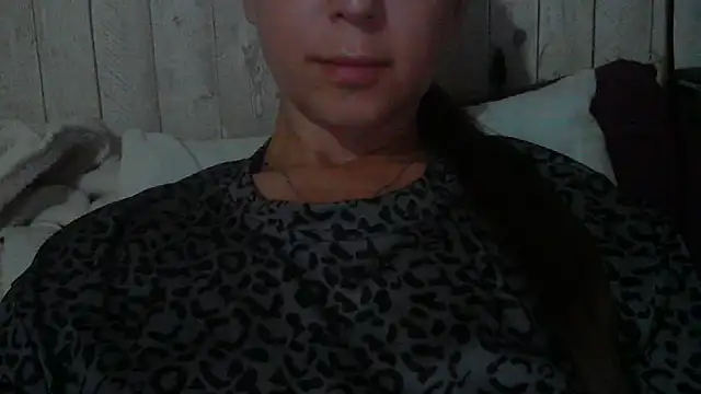 Snapshot of Bella--White chatting on May 29, 2026, 4:05 pm Bella--White online show from May 29, 2026, 4:05 pm