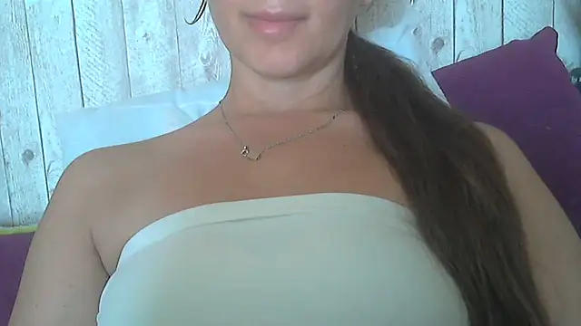 Snapshot of Bella--White chatting on June 5, 2026, 6:52 am Bella--White online show from June 5, 2026, 6:52 am