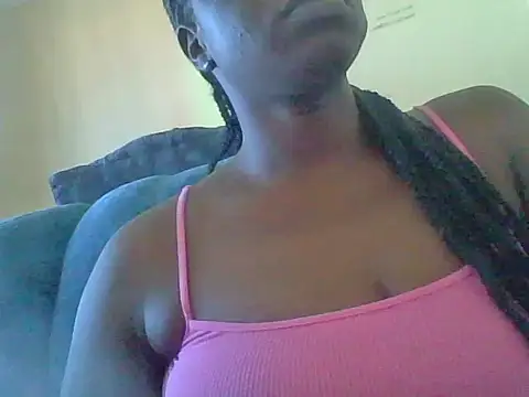 Snapshot of Queen_Zuri chatting on June 5, 2026, 12:00 pm Queen Zuri online show from June 5, 2026, 12:00 pm