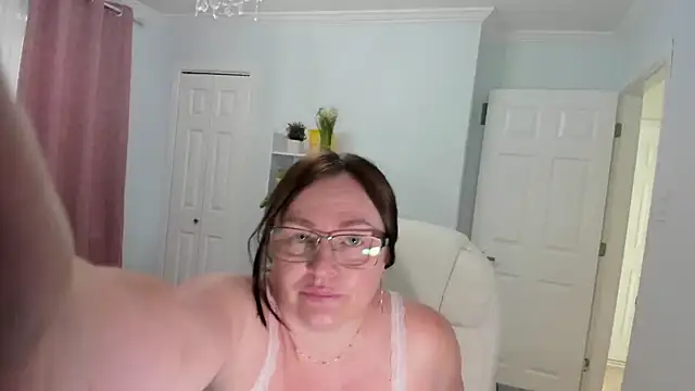 Snapshot of Vika73 chatting on February 14, 2025, 9:21 pm Vika73 online show from February 14, 2025, 9:21 pm