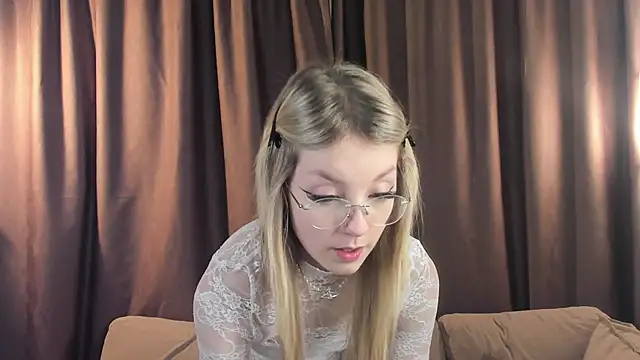 NovaOliphant online show from May 31, 2026, 9:49 pm