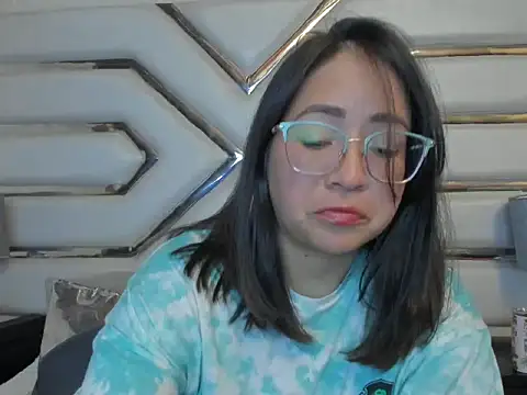 Snapshot of AlissBluumm chatting on June 9, 2026, 7:25 pm AlissBluumm online show from June 9, 2026, 7:25 pm