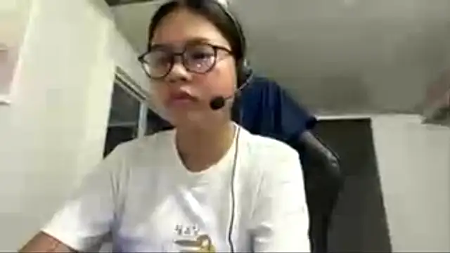 Snapshot of SalleyRoloff chatting on June 3, 2026, 2:19 pm SalleyRoloff online show from June 3, 2026, 2:19 pm